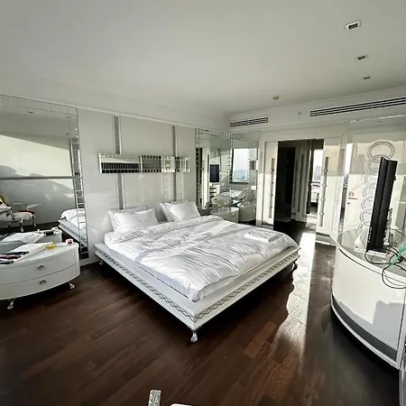 Kiralik - Ritz Carlton Residance Suezer Plaza'da Esyali Manzarali Stambuł