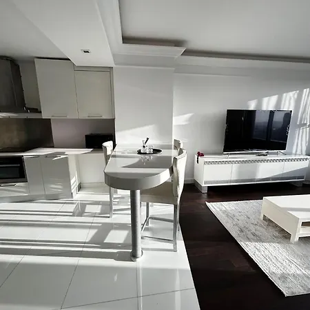 Kiralik - Ritz Carlton Residance Suezer Plaza'da Esyali Manzarali Apartament